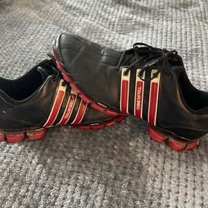 Men’s size 12 fit foam Adidas golf shoes.